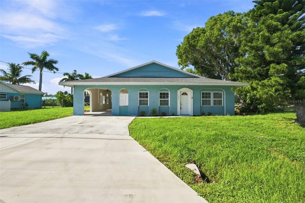 Photo of 1005 Alston Lane, Englewood, FL 34223 (MLS # C7529037)