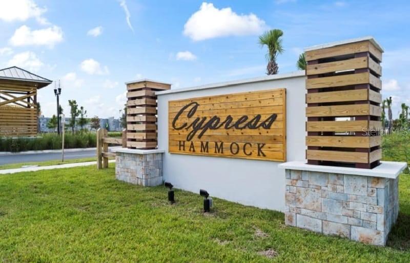 Private room for rent in a beautiful townhome located in Cypress Hammock community — ideal for professionals seeking peace, comfort, and a great location. Enjoy modern and cozy shared spaces, including the kitchen, living room, laundry area, and access to recreational amenities like the community pool and park. Utilities included: water, electricity, and internet. The property also offers secure parking. Located on Poinciana Blvd, near Highway 192, just 25 minutes from Disney and Universal parks, and with easy access to shopping, dining, and entertainment in Celebration.