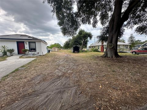 A home in LAKE WALES