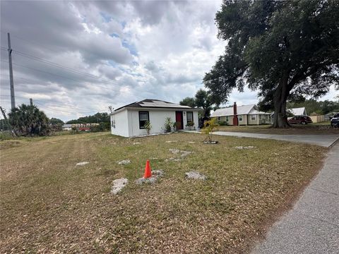 A home in LAKE WALES