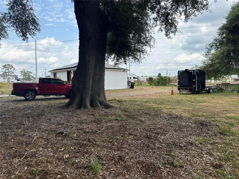 A home in LAKE WALES