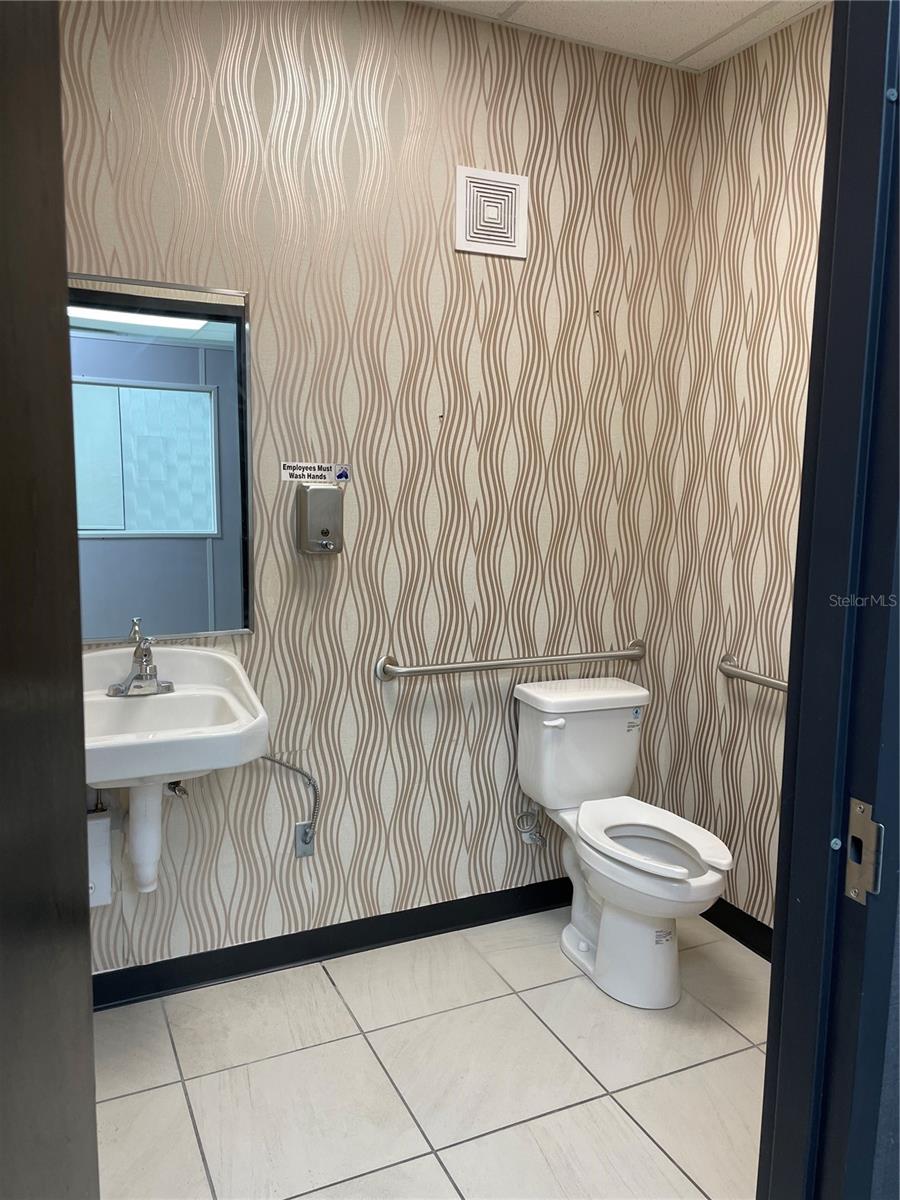 VILLAGE/HUNTERS CRK BLDG P - Commercial Lease