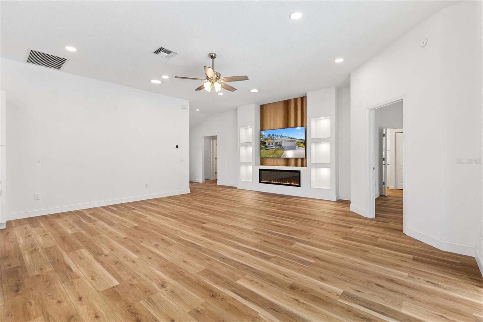 VILLAGES OF SANTIAGO - Residential