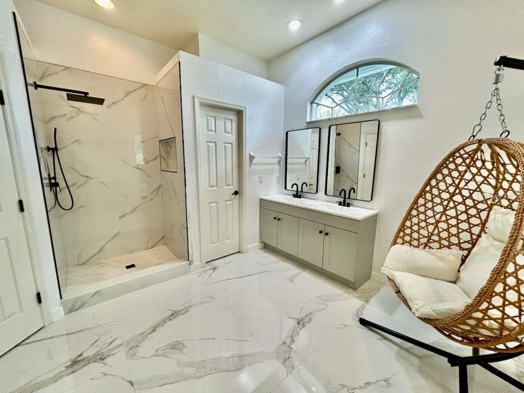 CHARLOMA - Residential