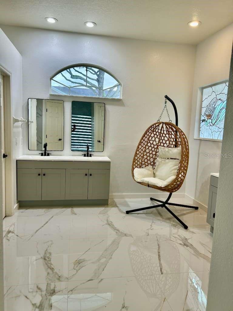 CHARLOMA - Residential