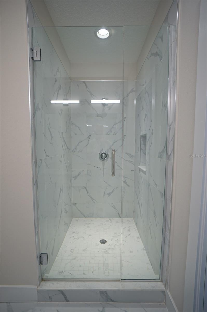 AZEELE TWNHMS - Residential Lease