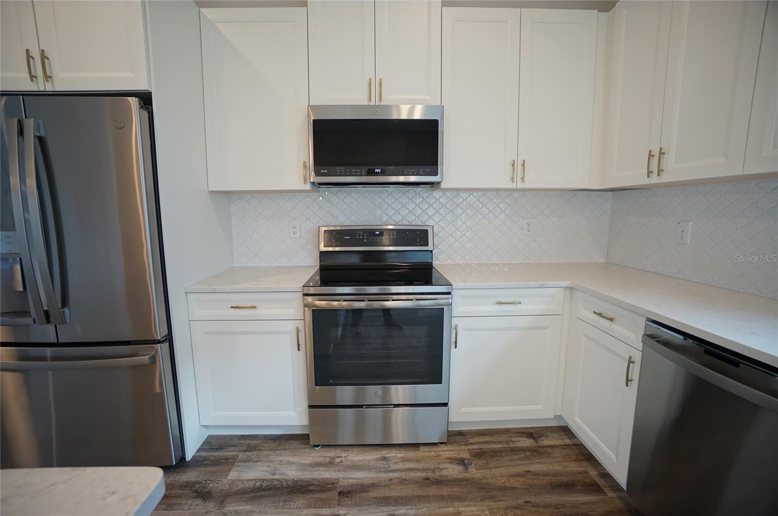 AZEELE TWNHMS - Residential Lease