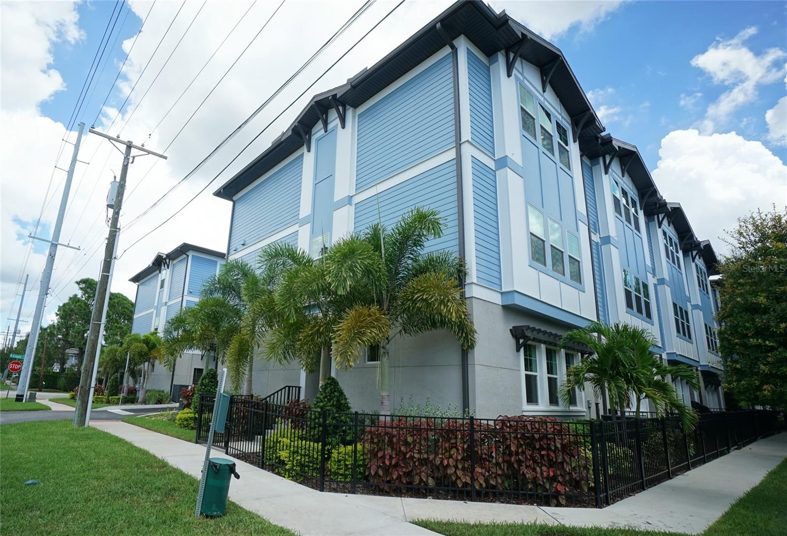 AZEELE TWNHMS - Residential Lease