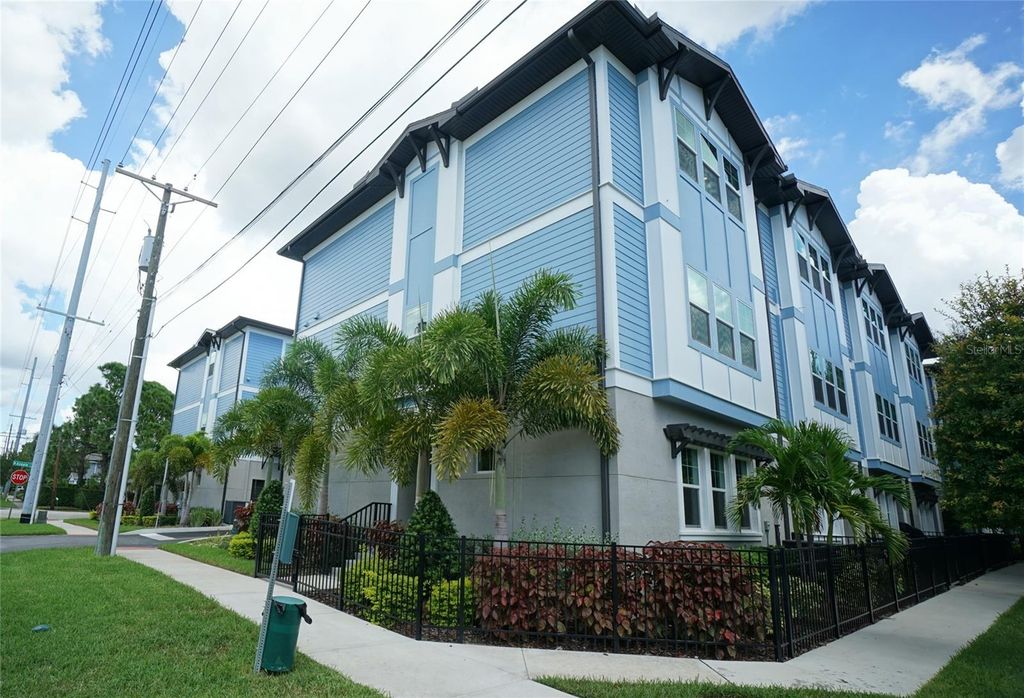 Photo of 3124 W Azeele Street #4, Tampa, FL 33609 (MLS # TB8489980)