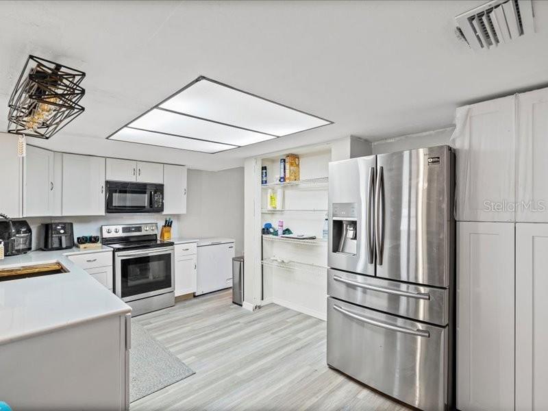 COLONIAL HILLS - Residential