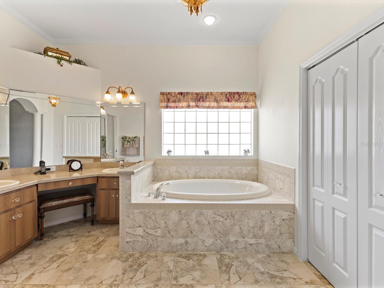 PRISTINE PLACE PH 4 - Residential