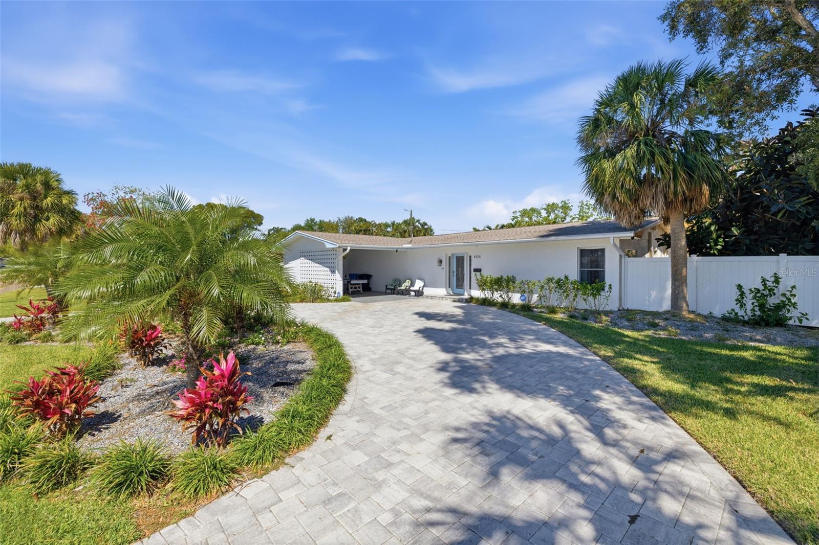 MAXIMO MOORINGS - Residential