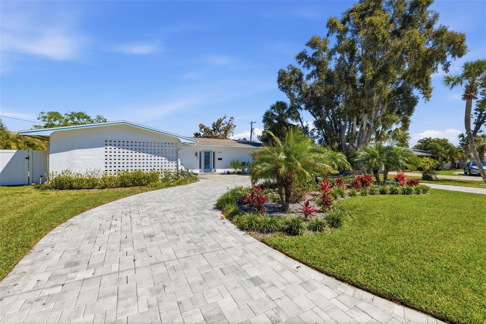 MAXIMO MOORINGS - Residential