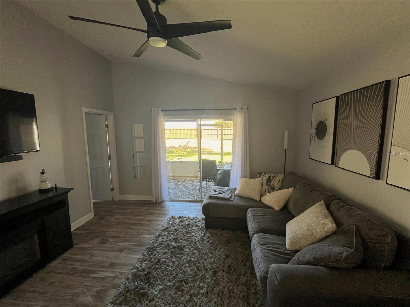 LAKE POINTE SUNTREE - Residential