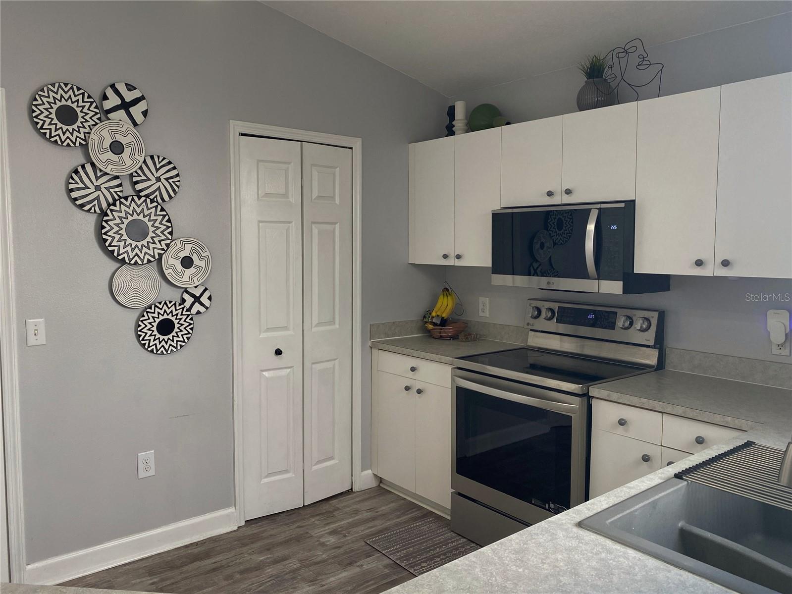 LAKE POINTE SUNTREE - Residential