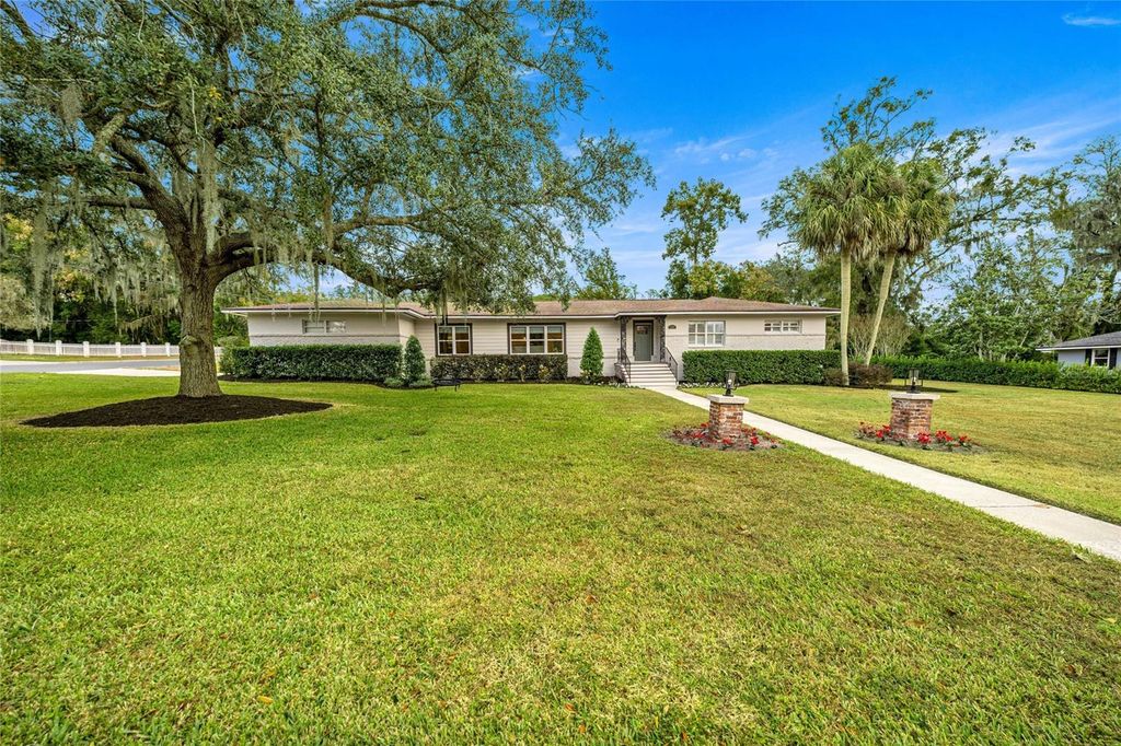 Photo of 1207 SE 16th Street, Ocala, FL 34471 (MLS # OM714586)