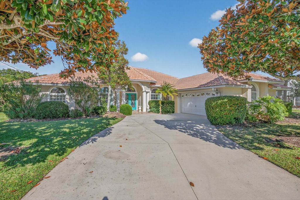 Photo of 10 Collinson Court, Palm Coast, FL 32137 (MLS # FC314998)