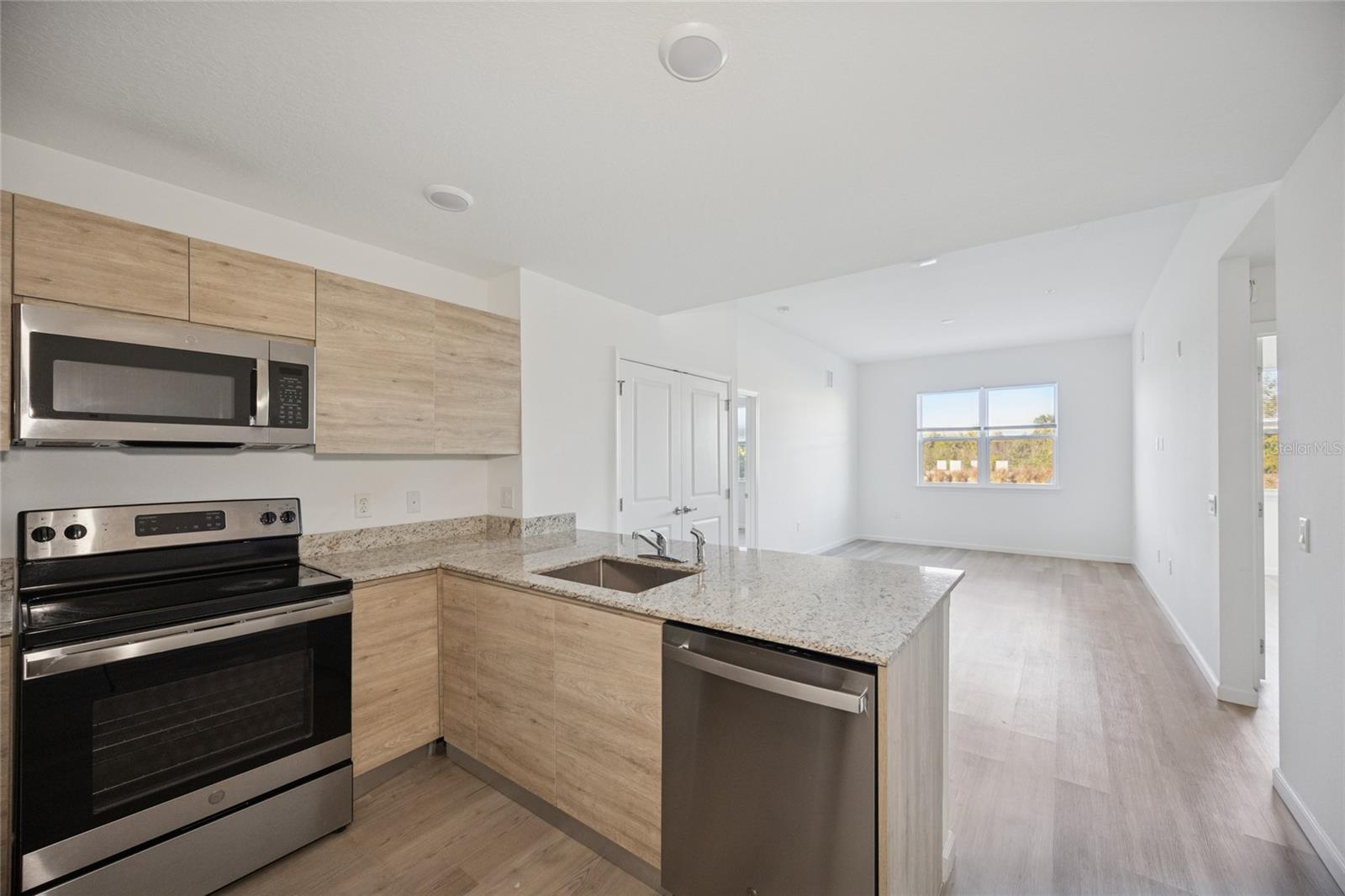 SANDLAKE STATION BLDG 1 - Residential Lease