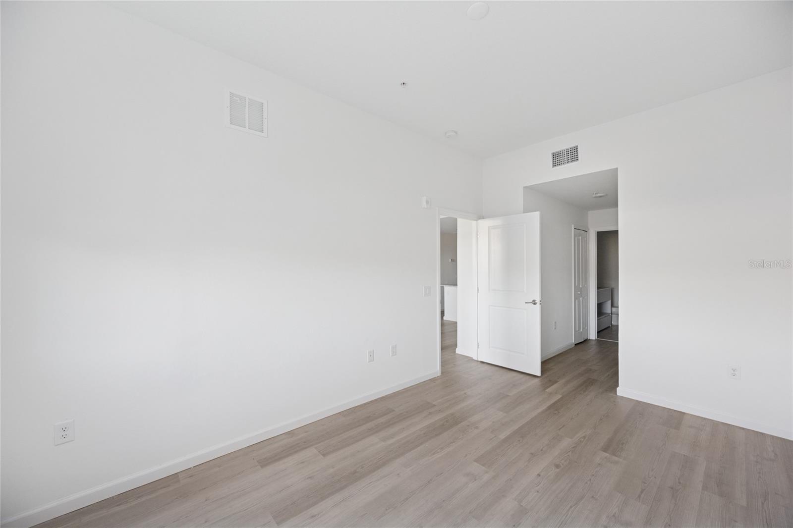 SANDLAKE STATION BLDG 1 - Residential Lease