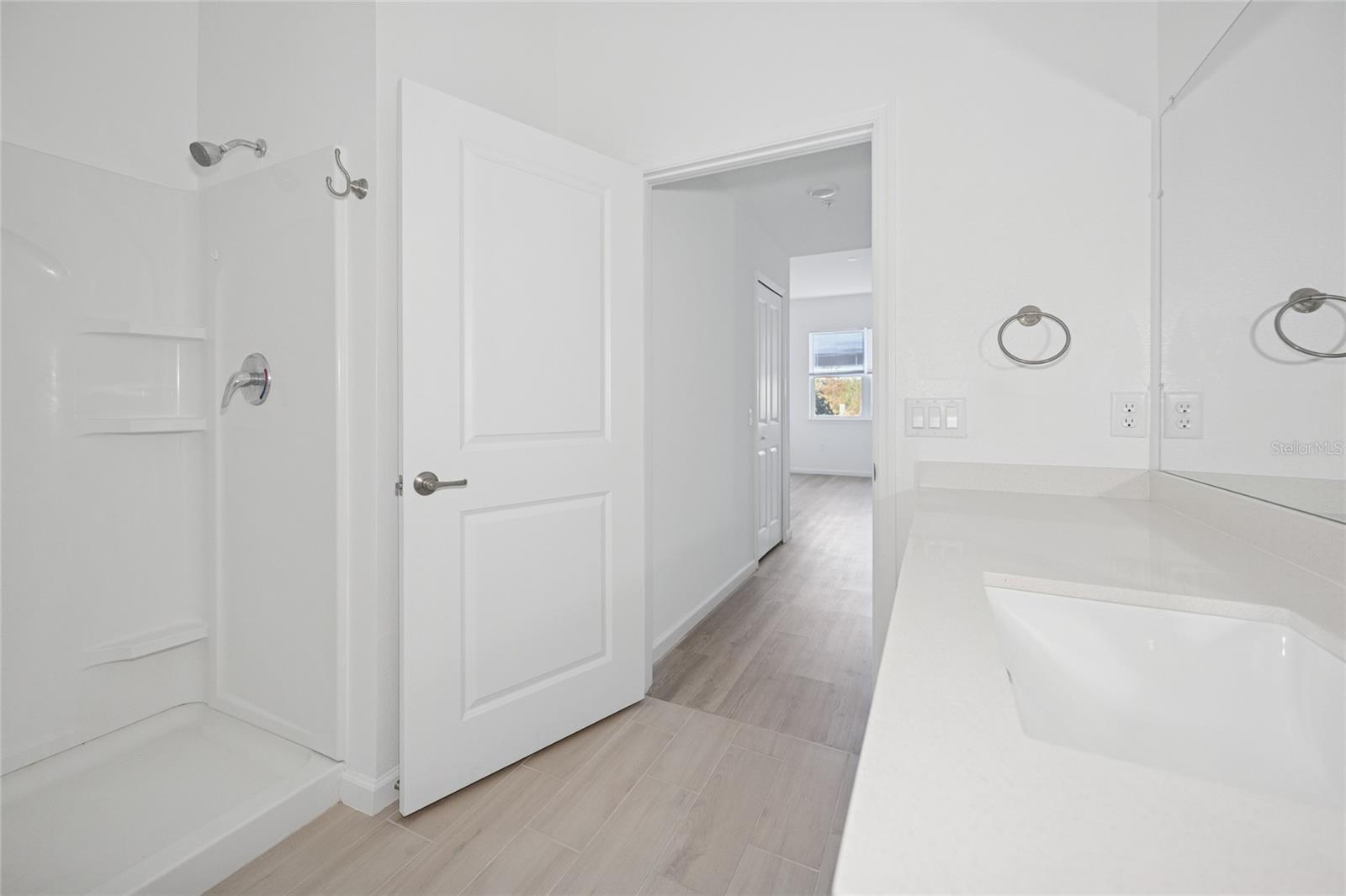 SANDLAKE STATION BLDG 1 - Residential Lease