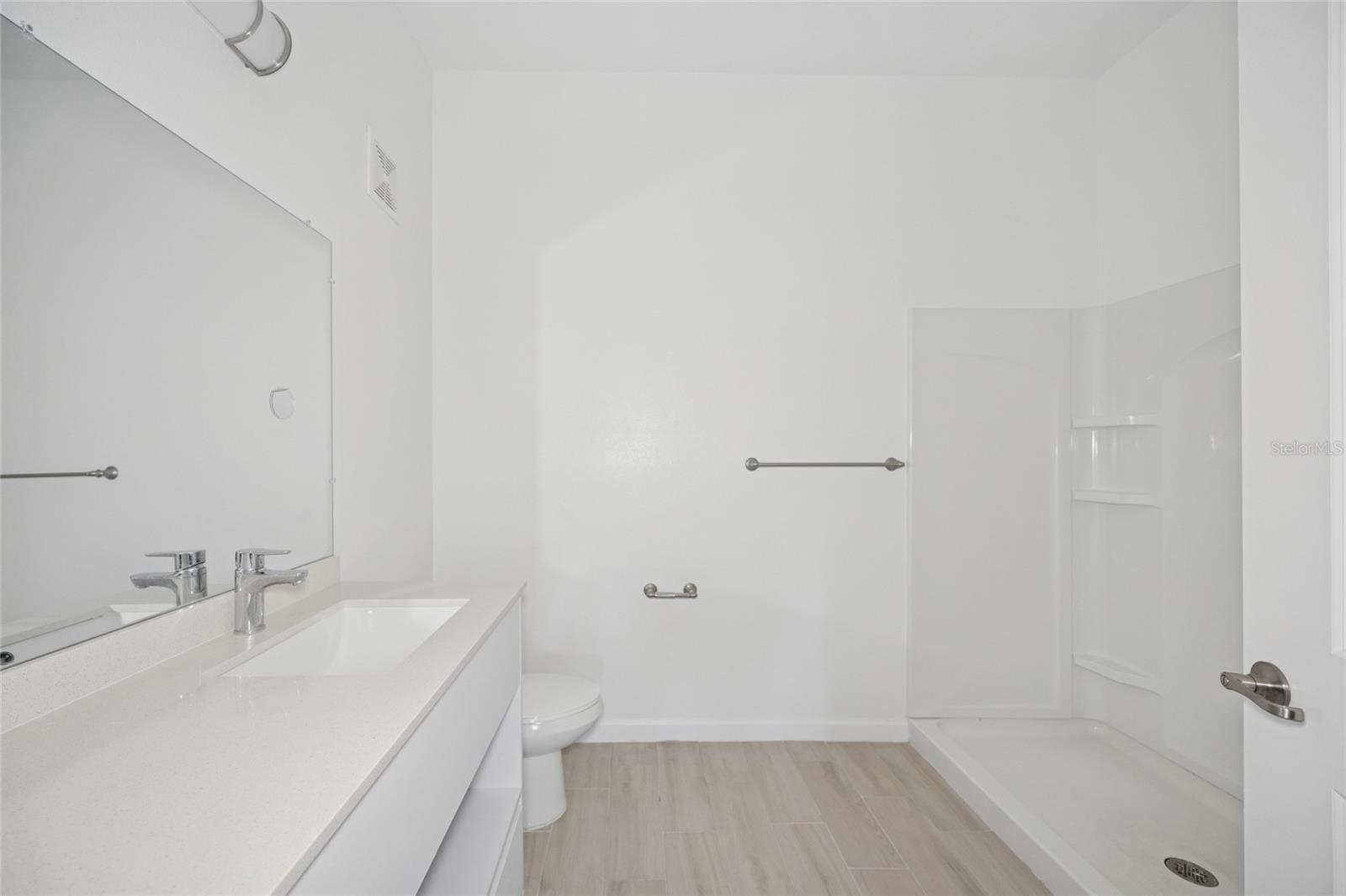 SANDLAKE STATION BLDG 1 - Residential Lease