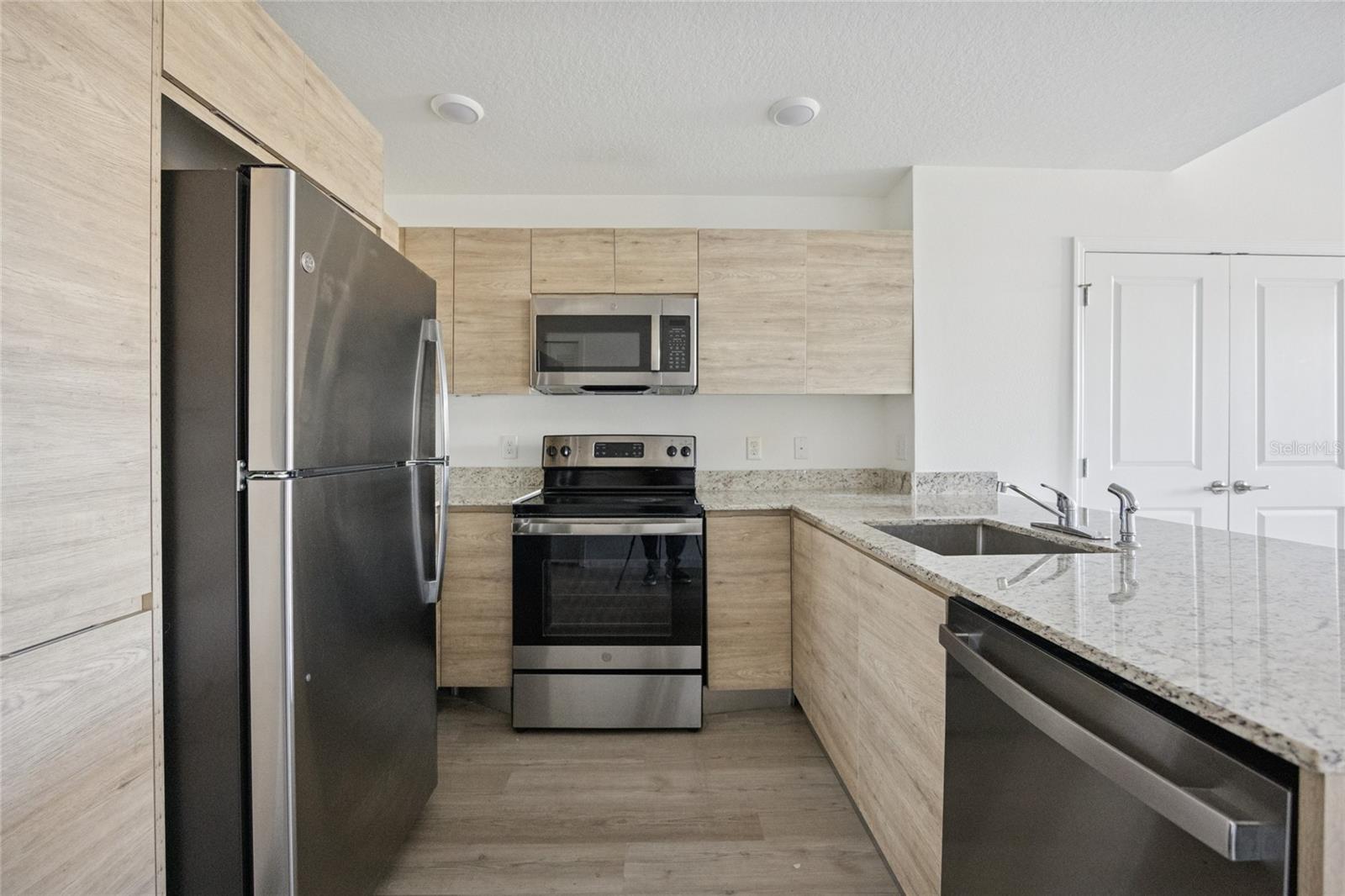 SANDLAKE STATION BLDG 1 - Residential Lease