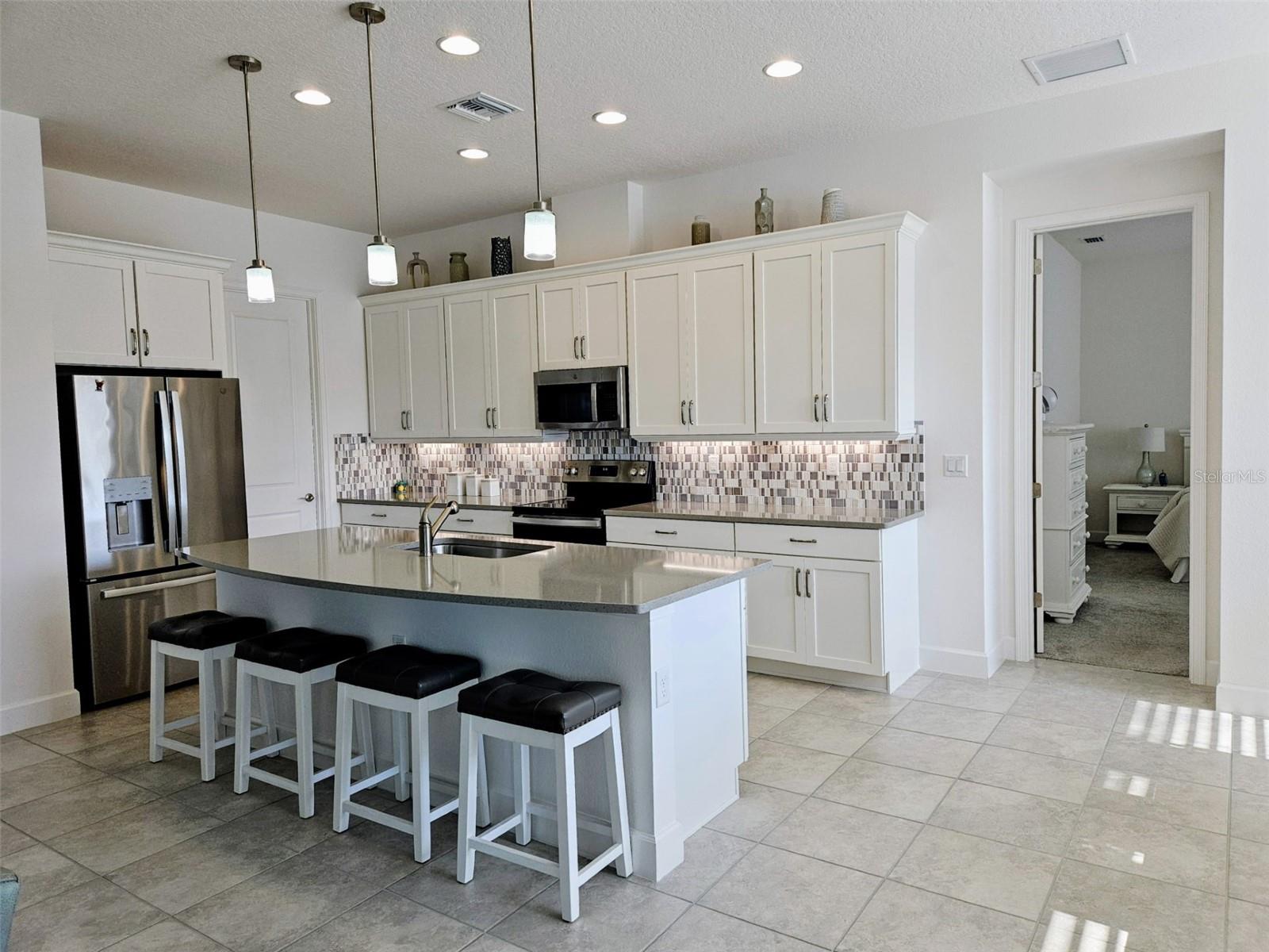 585 MOSAIC BLVD