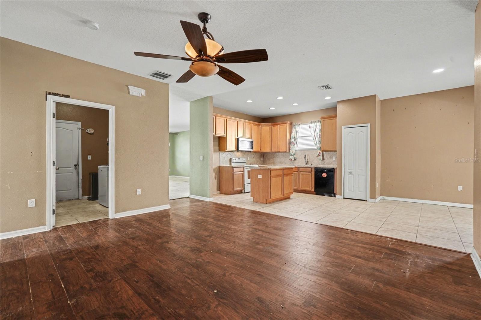 COLONY LAKES - Residential