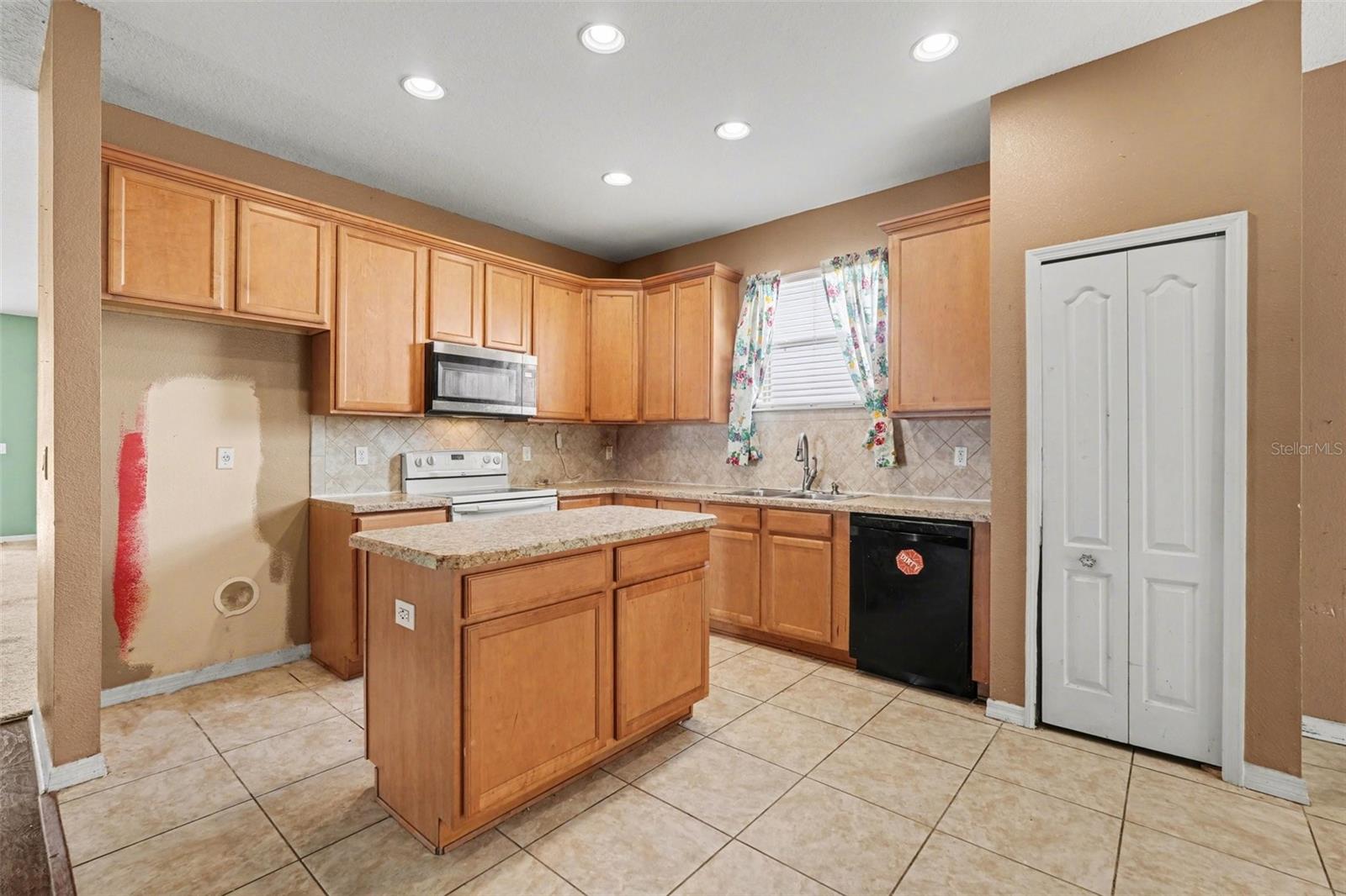 COLONY LAKES - Residential