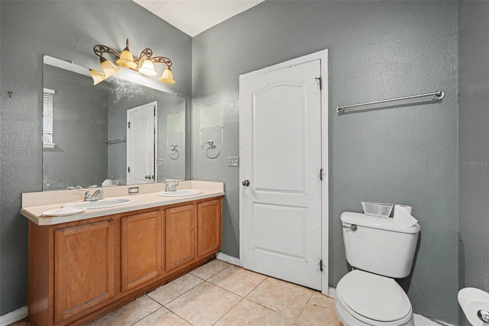 COLONY LAKES - Residential