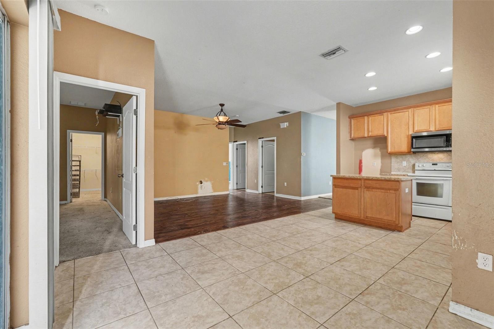 COLONY LAKES - Residential