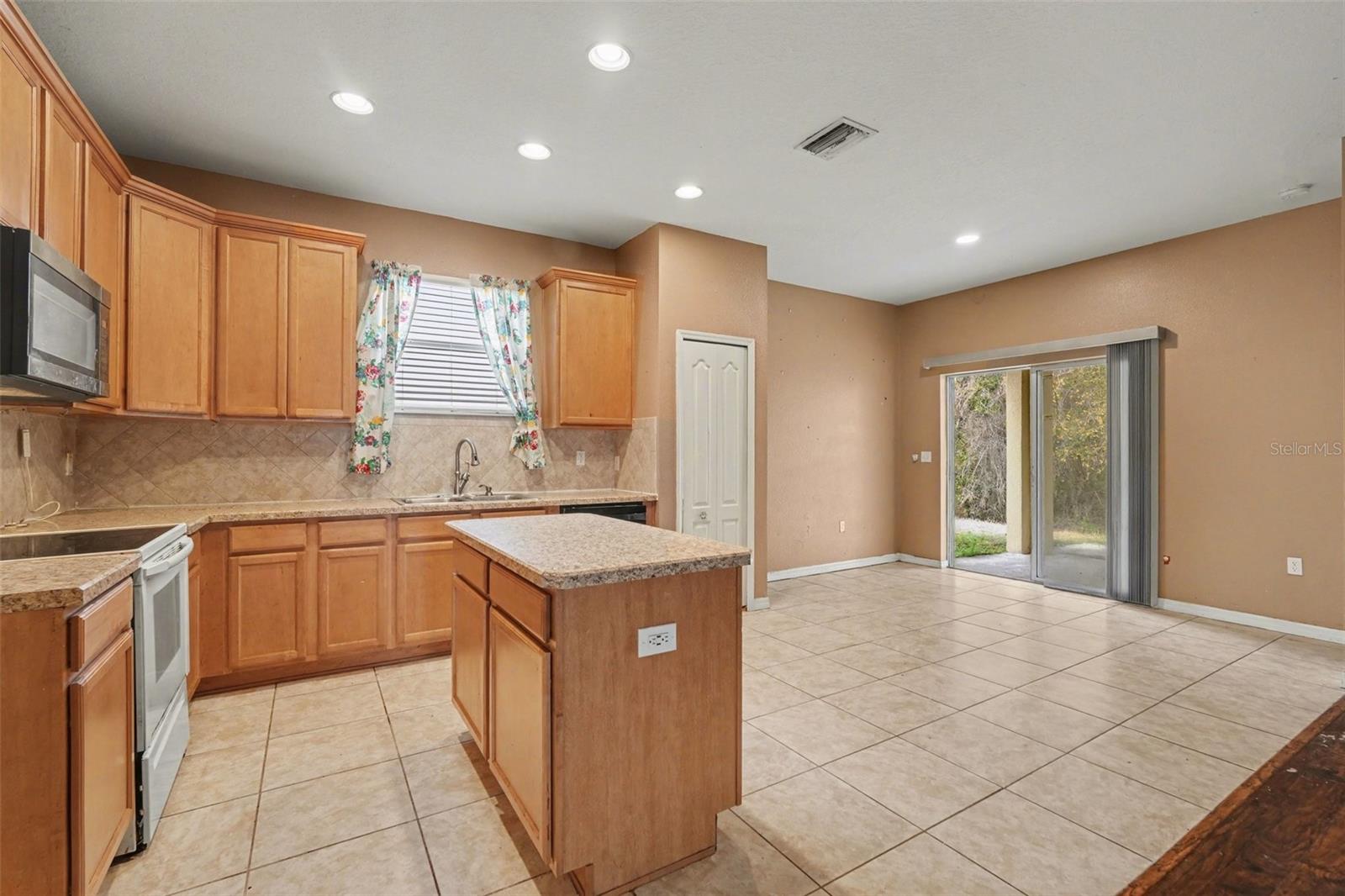 COLONY LAKES - Residential