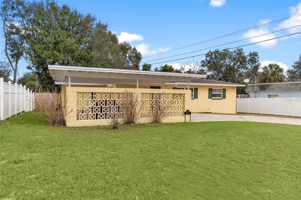 Photo of 6842 Fern Circle, Leesburg, FL 34748 (MLS # G5107841)