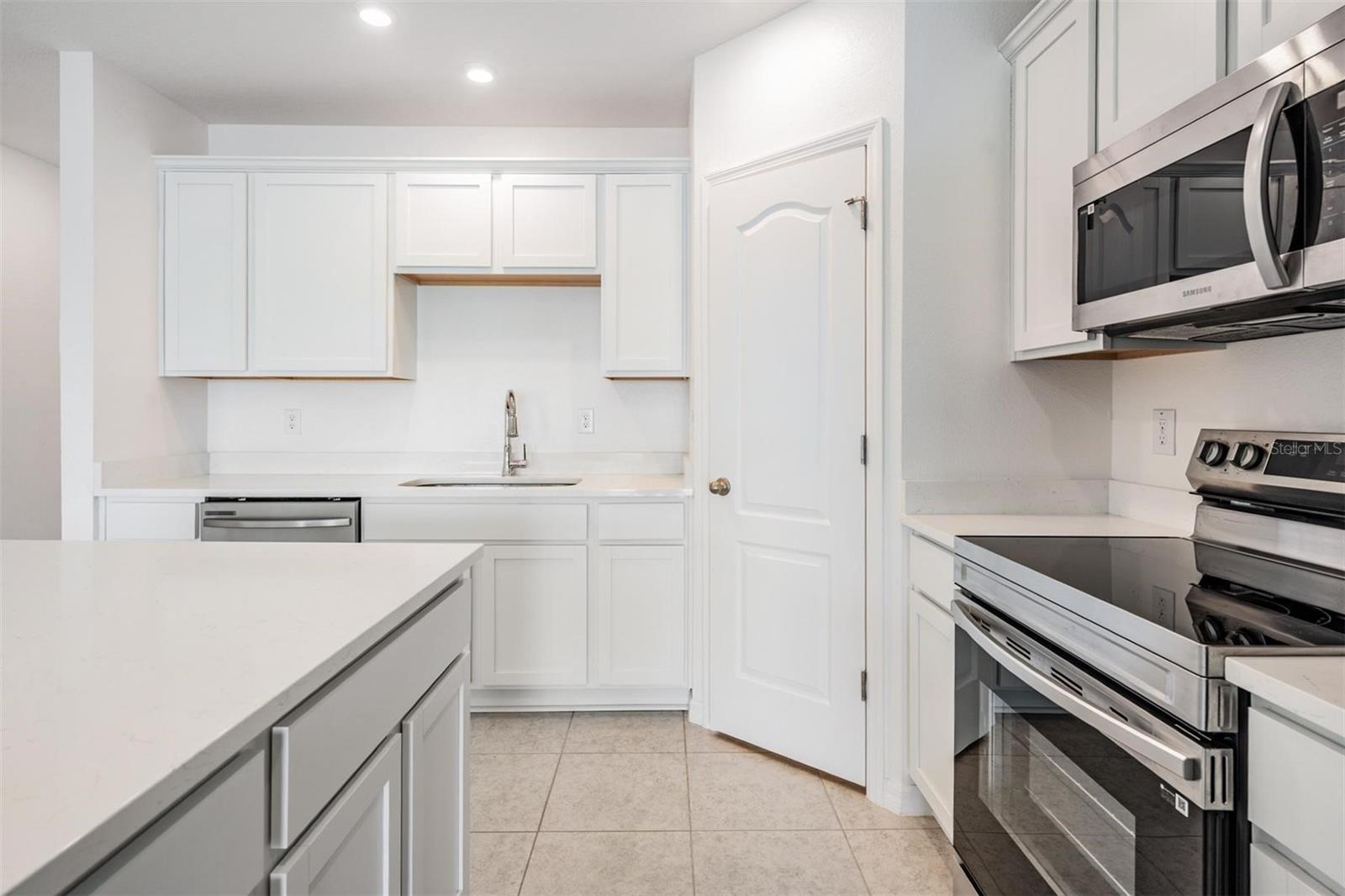 MIRADA LAGOON COMMUNITY - Residential Lease