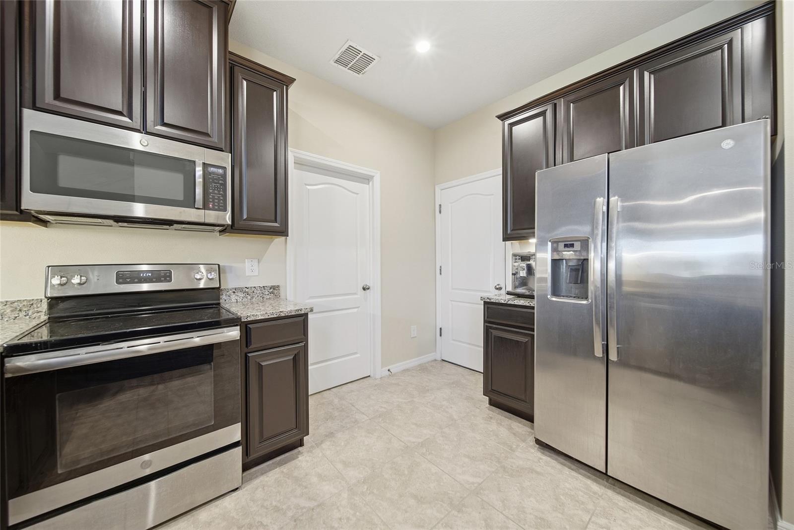 LUCAYA LAKE CLUB TWNHMS PH 2B - Residential