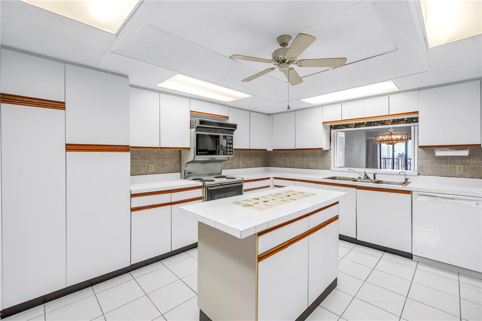 SILVER SANDS BEACH & RACQUET CLUB - Residential