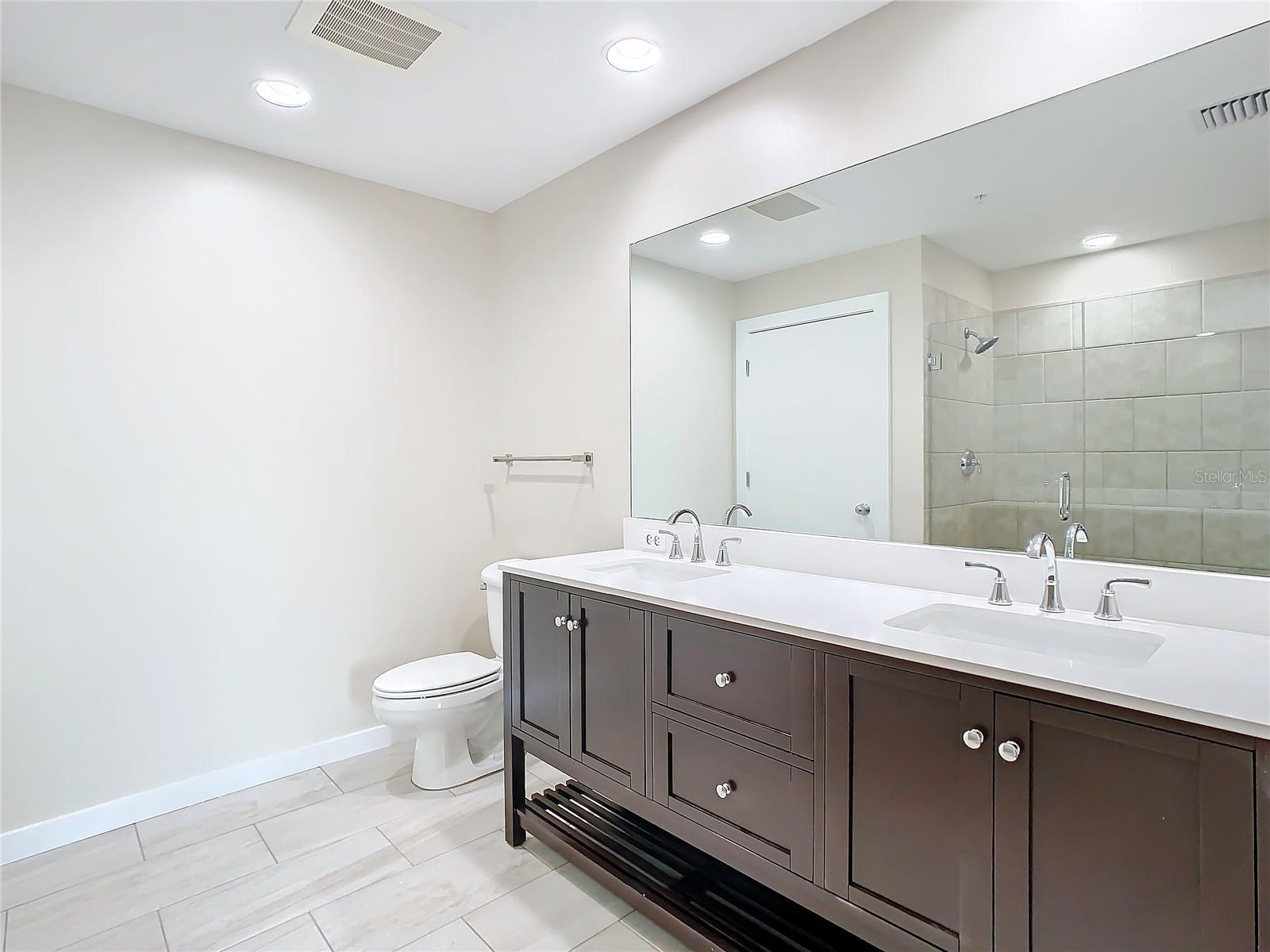 GRAND CENTRAL AT KENNEDY RESID - Residential Lease