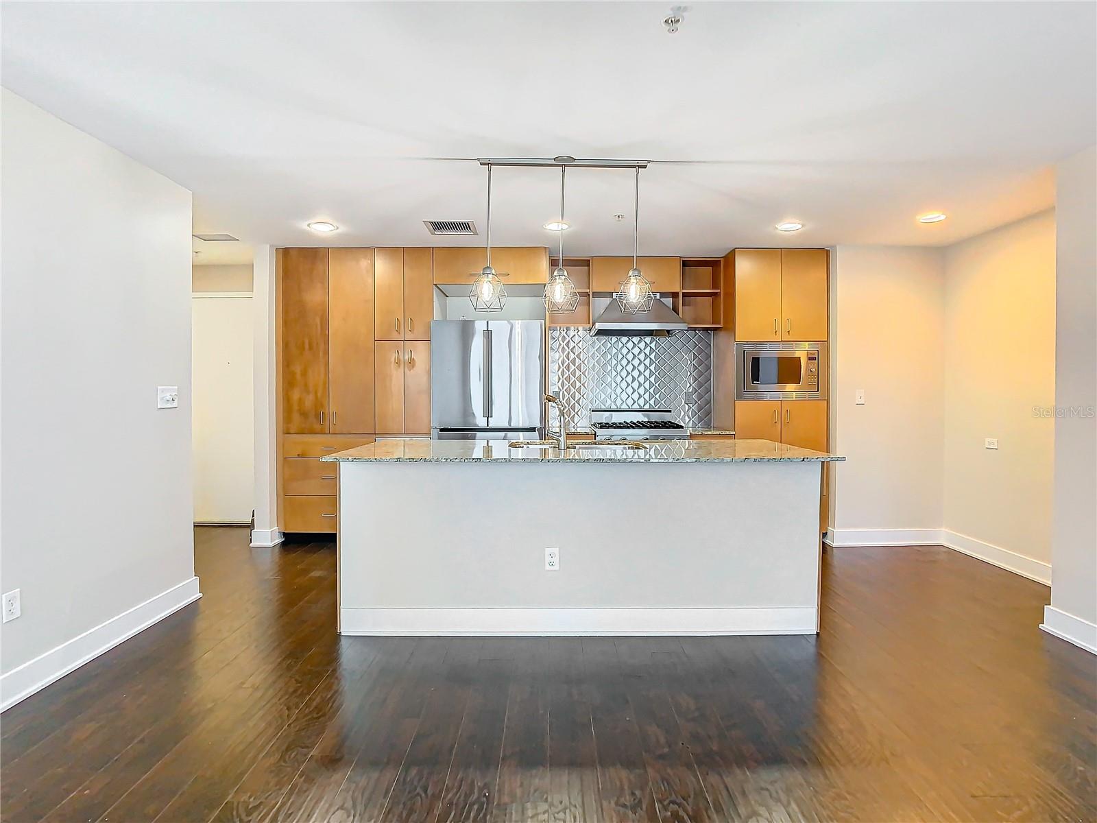 GRAND CENTRAL AT KENNEDY RESID - Residential Lease