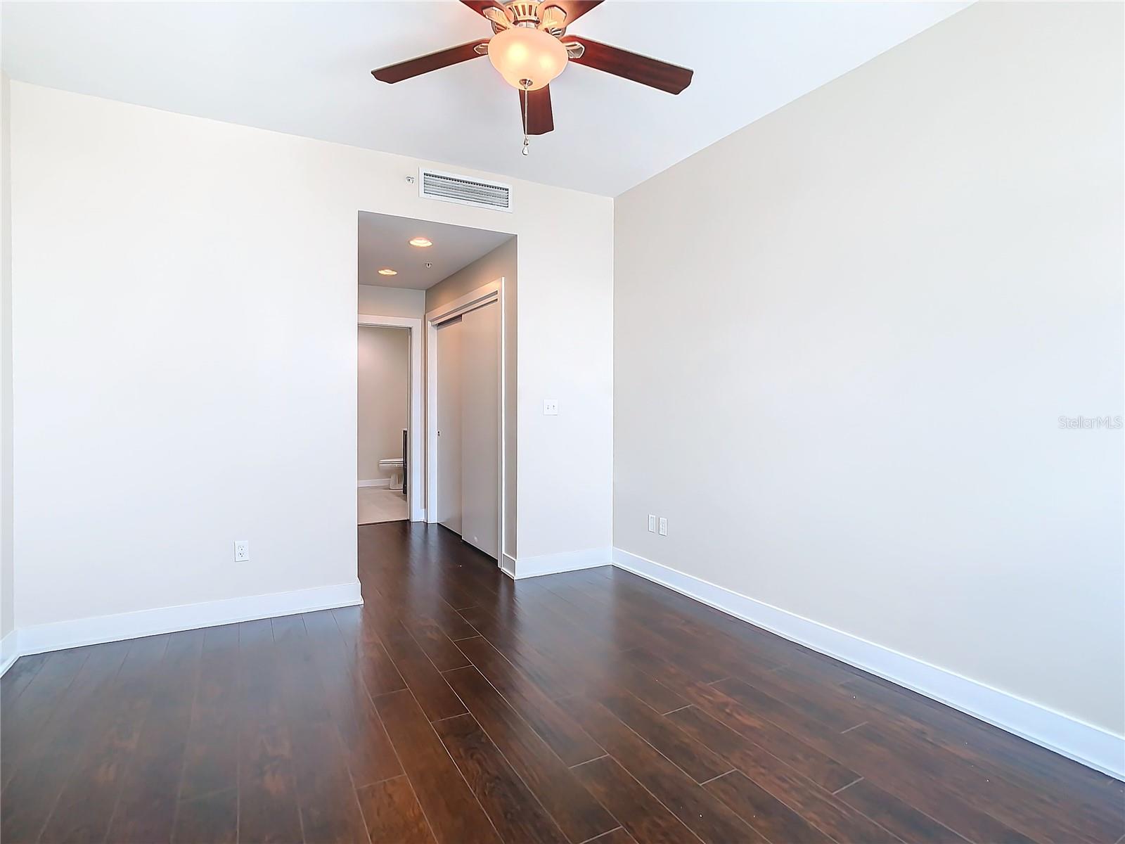 GRAND CENTRAL AT KENNEDY RESID - Residential Lease