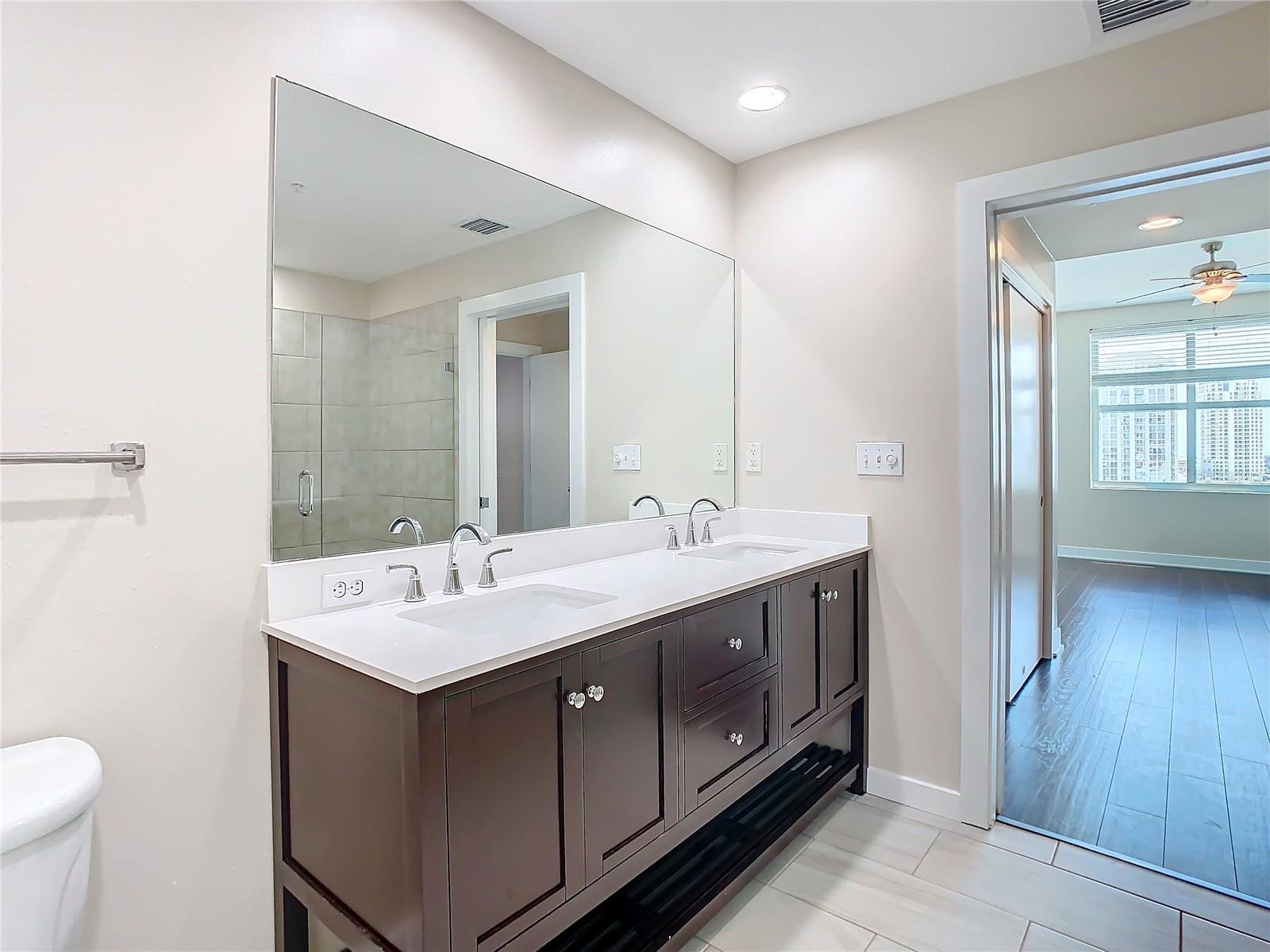 GRAND CENTRAL AT KENNEDY RESID - Residential Lease