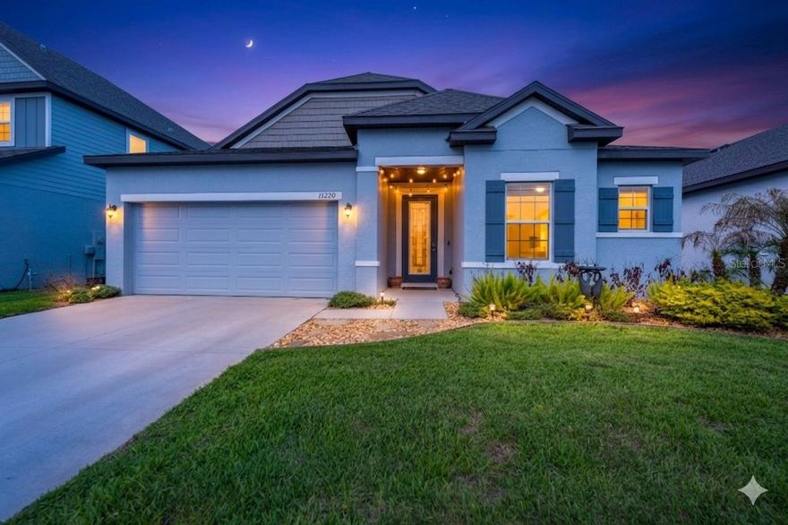 One or more photo(s) has been virtually staged. Bienvenido a 11220 Bram Bay Ct, una hermosa casa de construcción reciente ubicada en la altamente deseada comunidad de Mirada Lagoon en San Antonio, Florida. Diseñada pensando en la comodidad y funcionalidad, esta residencia ofrece un espacioso diseño de concepto abierto con abundante luz natural, creando un ambiente acogedor ideal tanto para la vida diaria como para el entretenimiento. La propiedad cuenta con 3 habitaciones, 2 baños, además de un versátil espacio adicional tipo den/oficina, perfecto para trabajar desde casa, sala de juegos o área para invitados.
La cocina se integra perfectamente con las áreas de sala y comedor, ofreciendo amplios gabinetes, acabados modernos y excelente espacio en las encimeras, ideal para reuniones y comodidad en el día a día. La suite principal brinda un ambiente privado y relajante, con un baño bien equipado y amplio closet. Las habitaciones adicionales están distribuidas estratégicamente para mayor privacidad. En las áreas principales encontrará pisos duraderos y elegantes que combinan estilo y funcionalidad. La casa también incluye garaje para dos vehículos y un área de lavandería independiente.
Al salir al exterior, disfrutará de un patio completamente cercado, ofreciendo privacidad y el espacio perfecto para actividades al aire libre, mascotas o futuras mejoras como un patio o piscina. Este espacio exterior brinda flexibilidad para crear su propio oasis personal.
Vivir en Mirada significa acceso a un estilo de vida único, centrado en la famosa laguna de aguas cristalinas de más de 7 acres, además de casa club, amenidades estilo resort, senderos para caminar, canchas deportivas y espacios sociales vibrantes. Convenientemente ubicada cerca de la I-75, SR-52, centros comerciales, restaurantes y escuelas de alto nivel, esta propiedad ofrece el equilibrio perfecto entre tranquilidad y accesibilidad.
Esto es más que una casa: es una mejora de estilo de vida en una de las comunidades de mayor crecimiento y más deseadas del área de Tampa Bay.