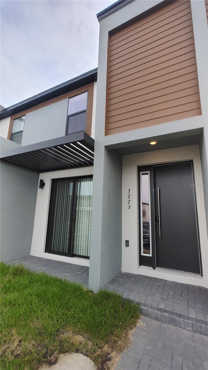 BRAND NEW CONSTRUCTION CONDO/TOWNHOUSE FULLY FURNISHED AND EQUIPPED READY TO MOVE-IN FLEXIBLE FLOOR PLANS FEATURING 3 BEDROOMS 3 BATHROOMS AND OFFICE SPACE TO ACCOMMODATE TODAY'S DEMANDING FAMILY FUNCTIONAL LIFESTYLES. RESORT STYLE AMENITIES INCLUDE AMAZON & INSTACART LOCKERS, EV CHARGING STATIONS, SUMMER KITCHEN, WI-FI CAFE W/CO-WORKING SPACE, ZEN GARDEN, FITNESS CENTER, DOG PARK, MEETING ROOM W/ELECT. RESERVATION SYSTEM, COMMUNITY SWIMMING POOL AND EASY ACCESS TO W. IRLO BRONSON MEMORIAL HWY. EXCELLENT LOCATION JUST MINUTES AWAY FROM WDW, ADVENT HEALTH, THE 2 MAJOR EMPLOYERS IN CENTRAL FLORIDA. CONVENIENT AND QUICK ACCESS TO I-4 & ST RD. 429.
STRATEGIC LOCATION IN KISSIMMEE, NEAR WINTER GARDEN ONE OF THE MOST SOGHT-AFTER AND FASTEST-GROWING AREAS IN CENTRAL FLORIDA. A MUST SEE!