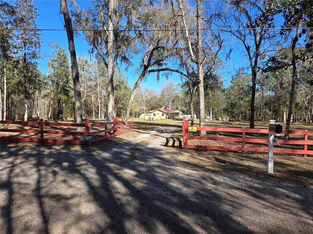 Photo of 12220 Timber Lane, Brooksville, FL 34601 (MLS # W7885578)