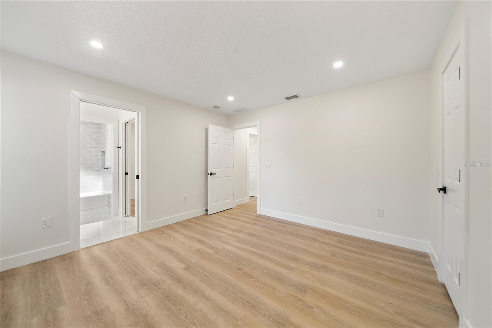 LAKE WINNEMISSETTT OAKS - Residential