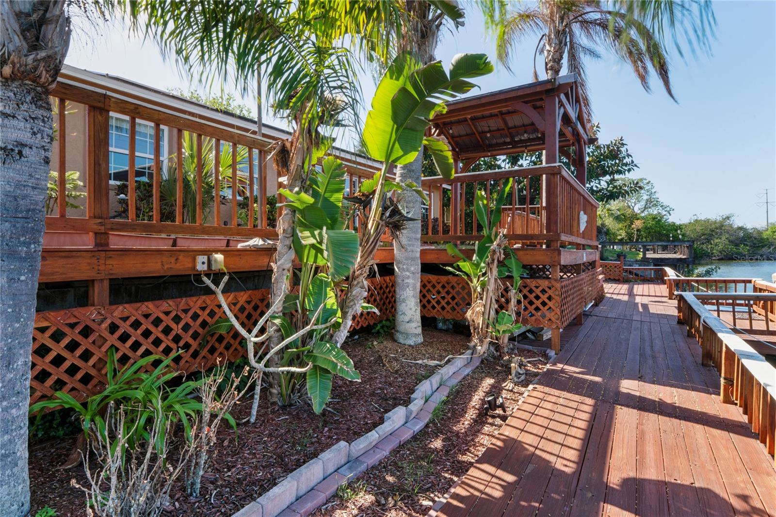 ALOHA GARDENS - Residential