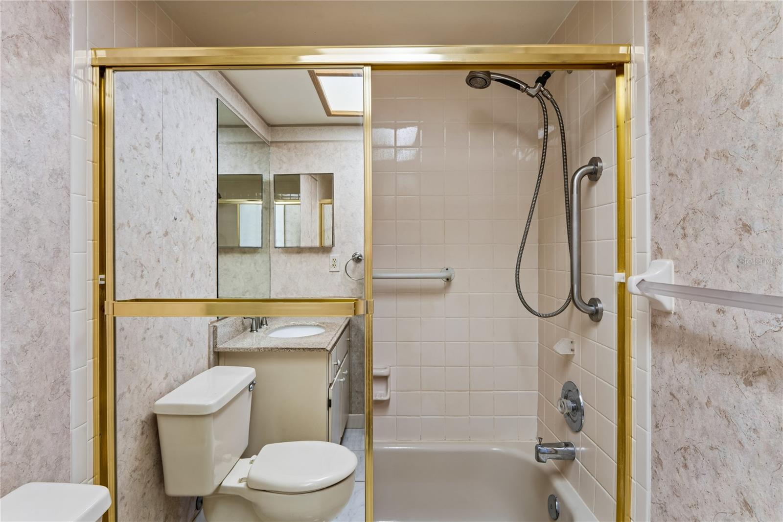 ALOHA GARDENS - Residential