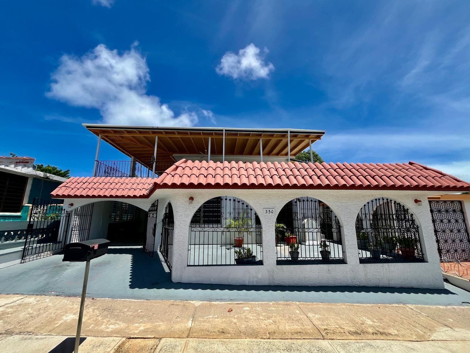 Description of the Multi-Family Property in Fajardo Garden Urbanization:
First Level:
- 1 Apartment with 2 bedrooms and its own bathroom.
- 1 Apartment with 1 bedroom and its own bathroom.
- Integrated kitchen with living room.
- Separate entrance.
- The first level shares electricity.
Second Level:
- 2 Apartment with 1 bedroom.
- 1 bathroom.
- Living room, kitchen, and dining room.
- Separate entrance, separate energy meter, and large balcony.
Additional Features:
- Ideal for families or as a rental investment.
- Quiet and safe location, with access to services and recreational areas.
The property is sold fully furnished, making it ready to move in or start generating income immediately. Furniture, beds, and all appliances are included.