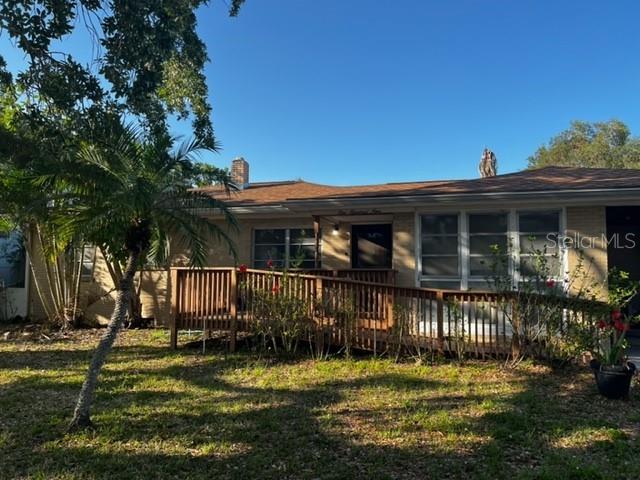 What a delight! Cozy 3/2 cottage on quiet Davis Islands Street. Did NOT flood during Helene! Wood floors, huge lot, and professionally updated for handicapped access: everything from an access ramp to grab bars. The expansive deck off the rear of the home is ideal for enjoying the park-like backyard. This property is remarkably "Walkable" to the popular downtown Davis Islands Village, several restaurants, coffee shops, and sought after gathering spots. Only minutes to downtown, MacDill AFB, and the airport, yet a world apart!
