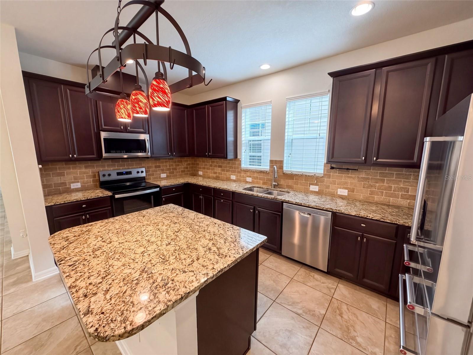 Casas a venda 3 - Jen Dantas 8231 LAUREATE BOULEVARD