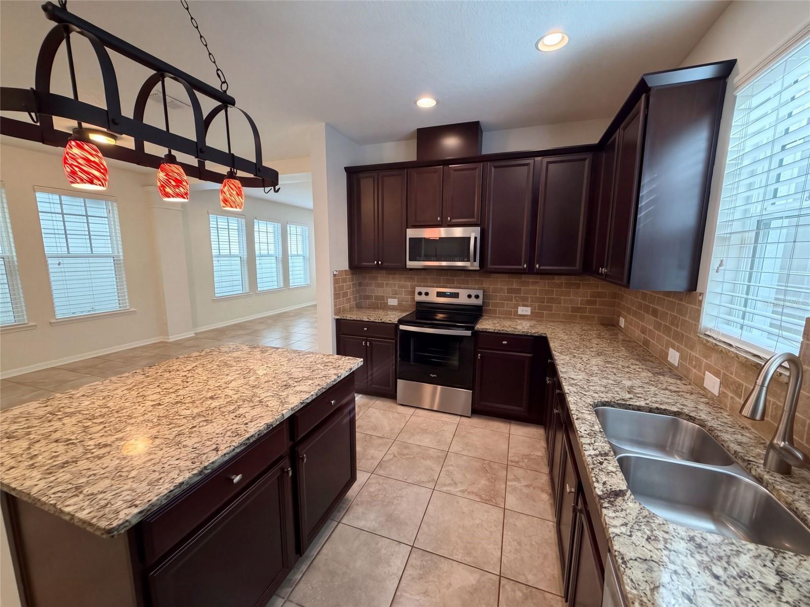 Casas a venda 1 - Jen Dantas 8231 LAUREATE BOULEVARD